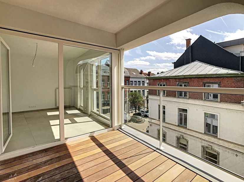 Composition :<br />
Hall d'entrée, spacieux séjour comprenant salon et salle à manger donnant accès à la terrasse, cuisine équipée semi-ouverte.<br />