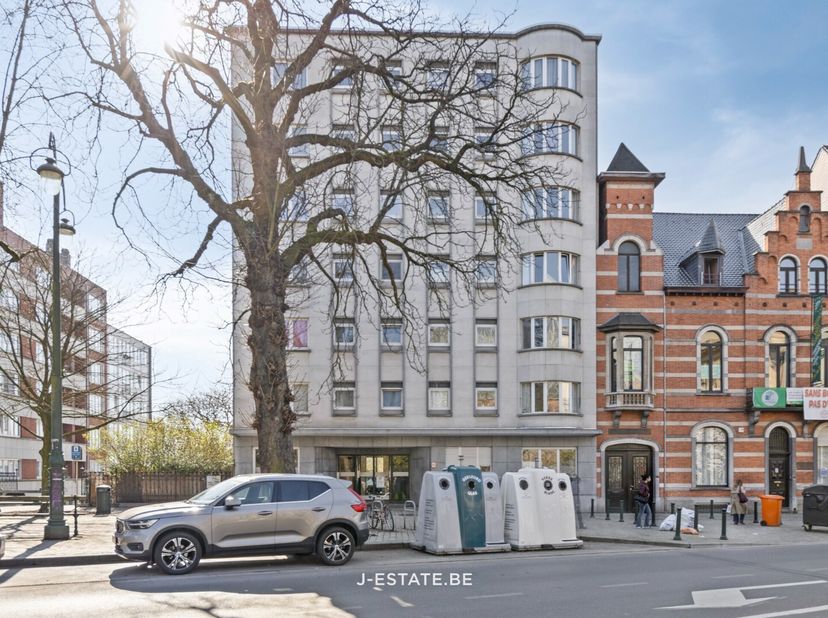 In het hart van Etterbeek, op een absolute topligging vlakbij het iconische Parc du Cinquantenaire (Jubelpark), bevindt zich deze charmante en instapk