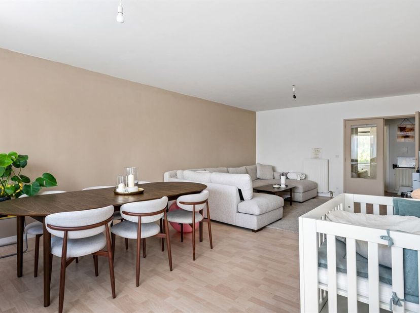 Appartement spacieux (97 m²) avec 2 chambres et une terrasse, situé dans un quartier calme et central à Mortsel !<br />
Situation : Situé dans un quar