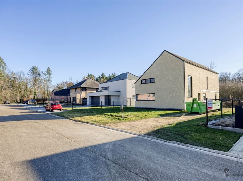 Af te werken open bebouwing met veel potentieel op rustige locatie<br />
Op een rustige en aangename locatie bevindt zich deze open bebouwing met een