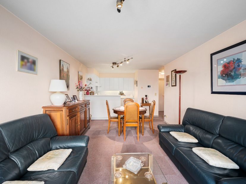 Appartement in Koksijde met prachtig zeezicht en zicht op de duinen, gelegen in een groene omgeving vlak bij openbaar vervoer en de kust. Dit verzorgd