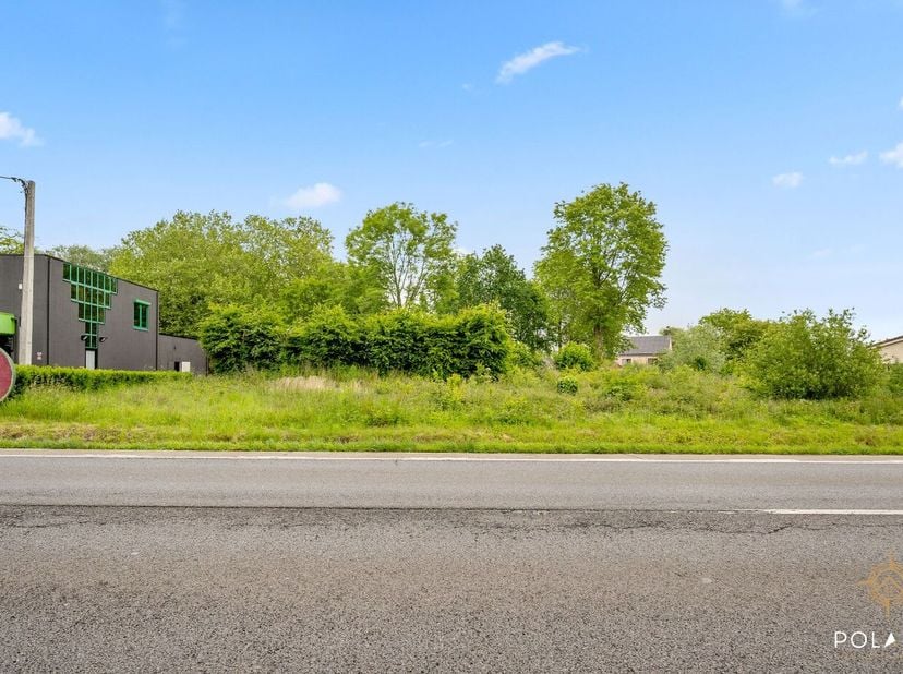 Op zoek naar een ruim perceel met uitstekende verbindingen én een landelijke toets? Dit perceel van 17a 90ca bestaat uit een bouwgrond van 10a aangevu