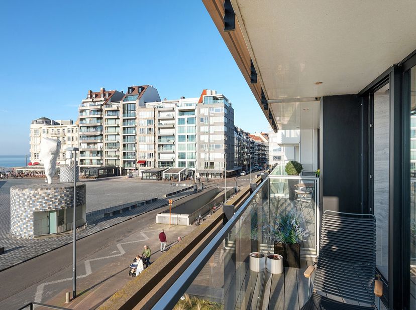Ontdek dit uitzonderlijke plateau-appartement in de&amp;nbsp;residentie Midan aan het Rubensplein met panoramisch zeezciht en een indrukwekkende gevelbree