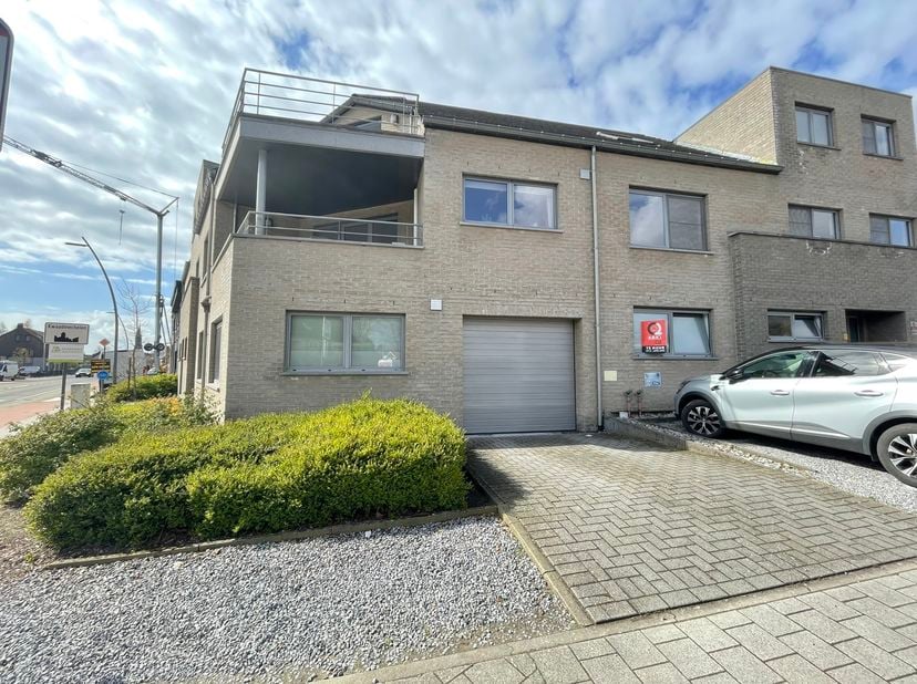 Prachtig energiezuinig gelijkvloers appartement met ruim zonneterras<br />
Bestaande uit:<br />
+ Inkomhal<br />
+ Apart gastentoilet<br />
+ Ruime li
