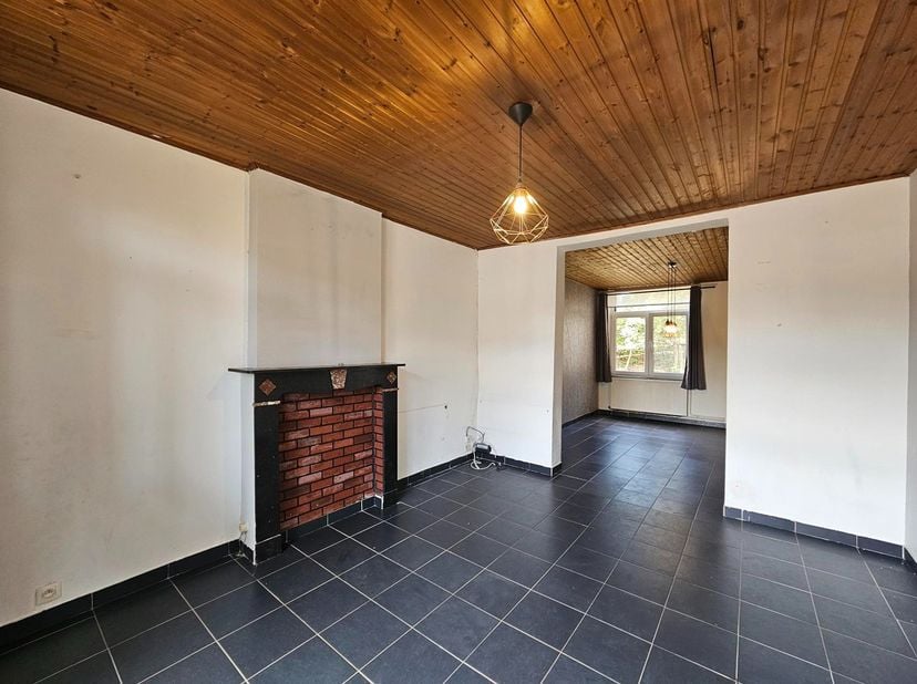 Centraal gelegen woning met 5 slaapkamers en een tuin in Maasmechelen.<br />
<br />
Deze woning heeft een centrale ligging nabij het centrum van De Pa