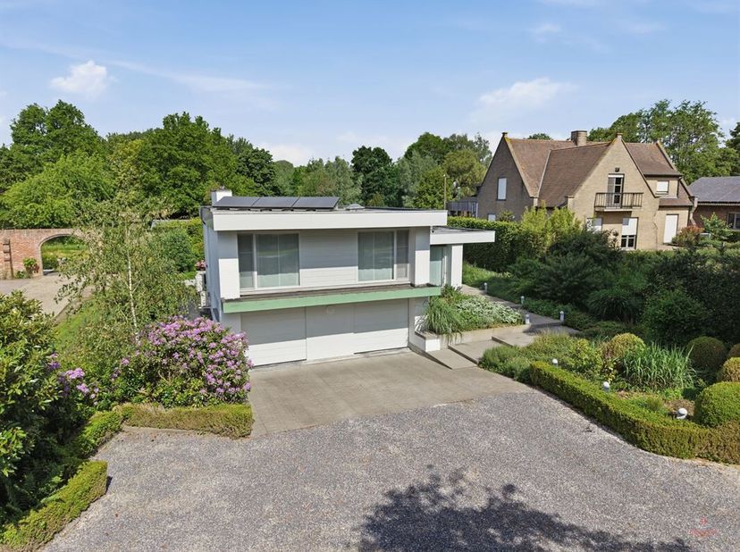 Découvrez cette villa spacieuse et parfaitement entretenue, située sur un beau terrain de pas moins de 2 604 m². Avec une surface habitable de 277 m²,