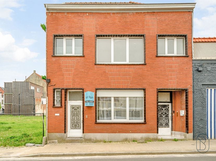 Te koop: Woning in centrum Ronse met ruimte en potentieel<br />
<br />
In het centrum van Ronse, op wandelafstand van het station, winkels en schole