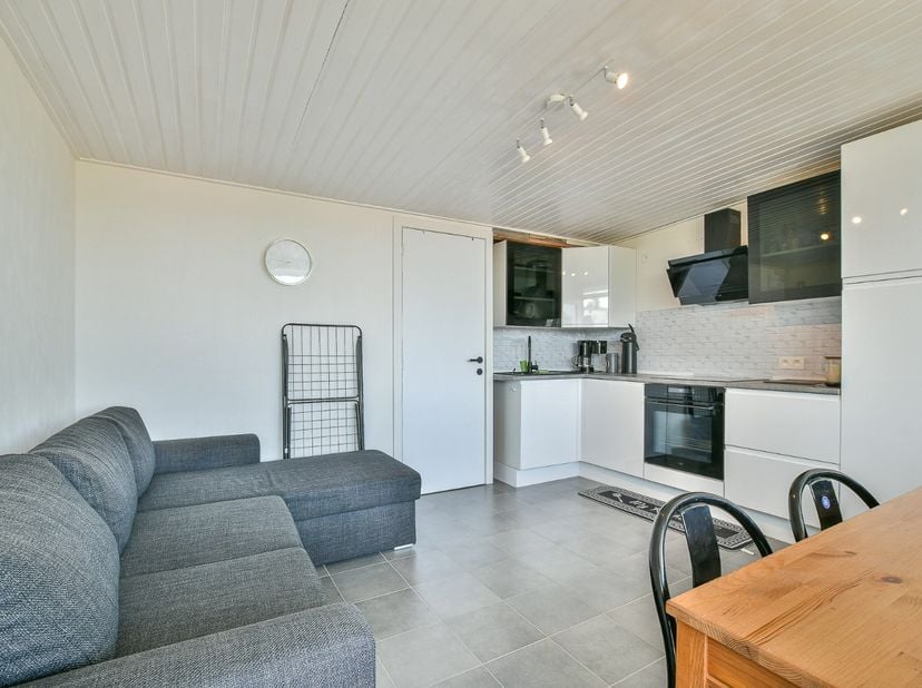 Ontdek dit volledig gerenoveerde éénslaapkamerappartement, gelegen in het groene en rustige vakantiepark Atlantis in Vosseslag (De Haan). Met een bewo
