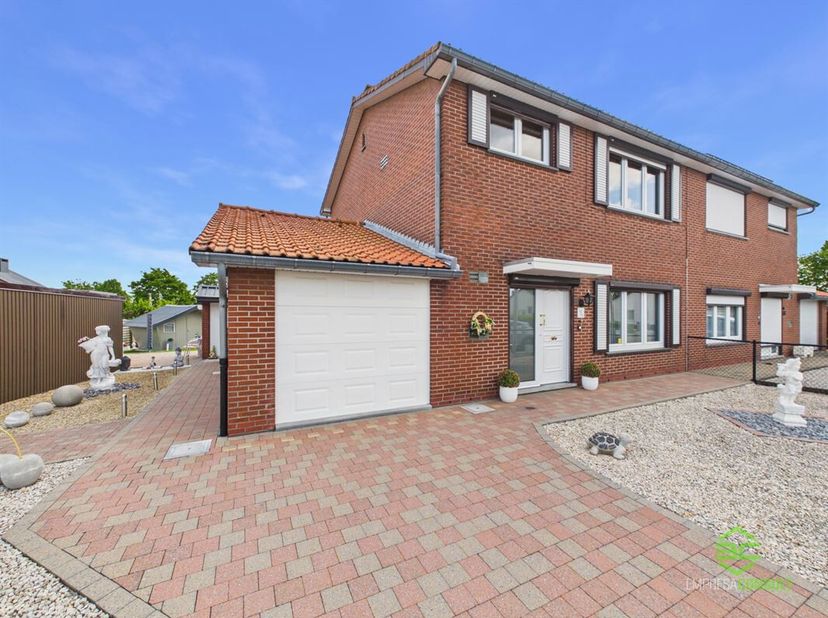 + Als u op onze eigen website (www.empresaconsult.be) naar deze woning doorklikt, vindt u een volledige 360° impressie! +<br />
Op een rustige woonwij