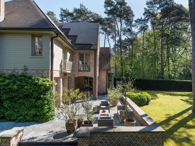 Midden op de groene Heide, in een discrete omgeving, ontvouwt zich deze elegante villa als een oase van rust en comfort. De architectuur ademt klasse,