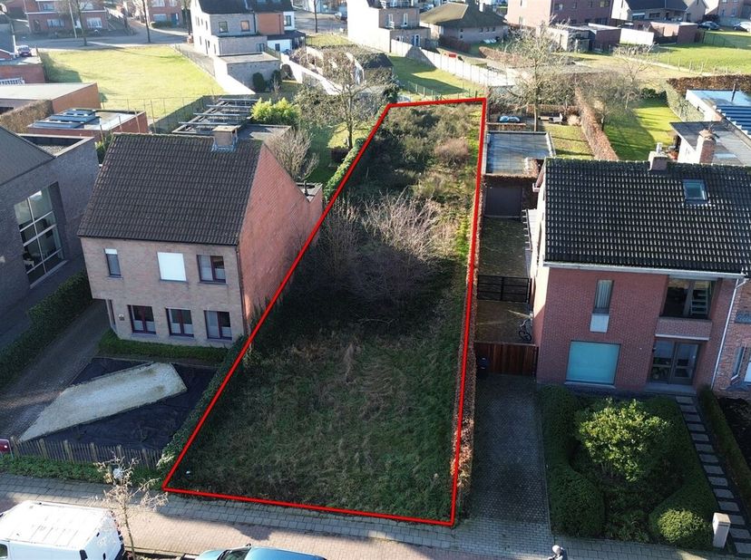 Mooi en centraal gelegen perceel grond van ca. 654m², met een straatbreedte van ca. 10m, voor het bouwen van een half-open bebouwing.<br />
- Landelij