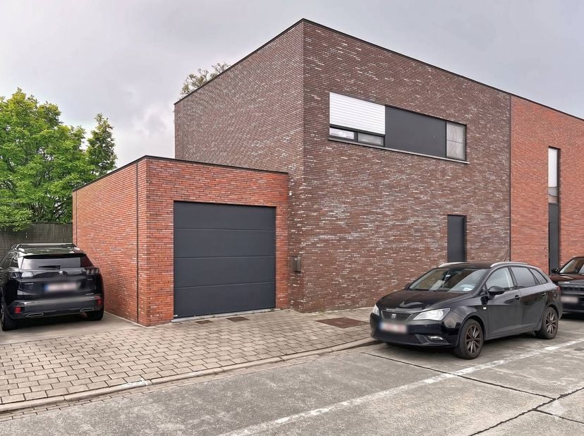 De snelste manier om een bezoek te brengen aan dit huis? Vraag je bezoek aan via de rode knop op onze website (www.dewaele.com) en je wordt gecontacte