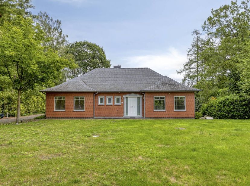 De woning is oorspronkelijk gebouwd in 1992, maar is door de jaren heen met ontzettend veel liefde onderhouden en structureel gemoderniseerd. U geniet