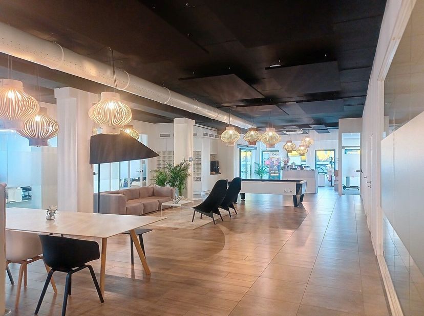 Ces espaces de bureaux à louer à Lochristi sont situés dans le centre d'affaires tout-en-un IDOLA, qui propose des bureaux et des espaces flexibles av