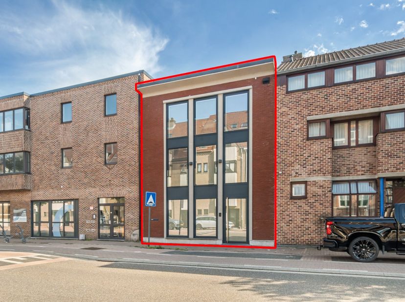 Deze prachtige en uitzonderlijk ruime stadswoning combineert stijl, comfort en functionaliteit. Grote raampartijen zorgen voor een overvloed aan natuu
