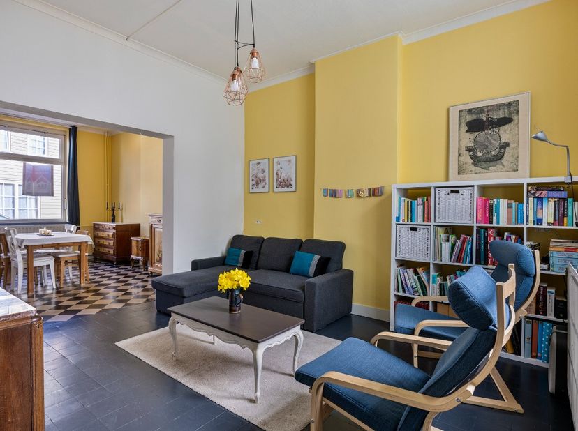 Te koop: karaktervolle halfopen woning in het centrum van Tienen, rustig gelegen maar toch nabij belangrijke invalswegen. Deze woning uit 1932, maar n