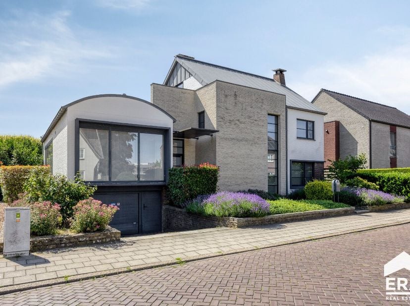Unieke woning te koop in centrum Neerpelt. Vanuit de woning zijn winkels, supermarkten, scholen, openbaar vervoer, eet- &amp; drankgelegenheden perfect te