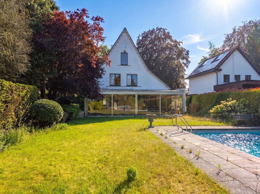 Charmante villa à rénover avec piscine. Rez-de-chaussée : hall d'entrée, séjour sur moquette avec poêle à gaz, grande cuisine en chêne, salle de bains