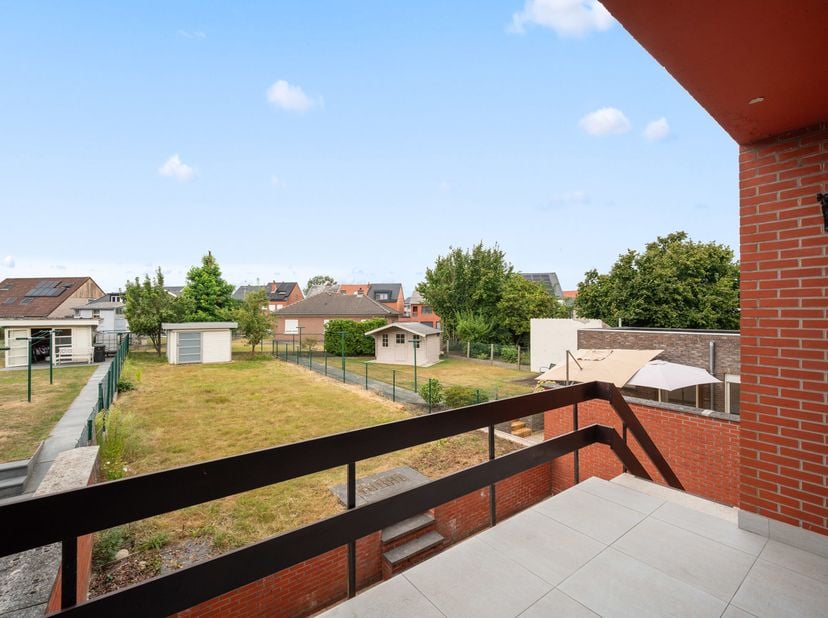 Goed onderhouden bel-etagewoning gelegen in het centrum van Kortenberg.   Deze zeer functionele woning bestaat uit : gelijkvloers : garage voor twee w