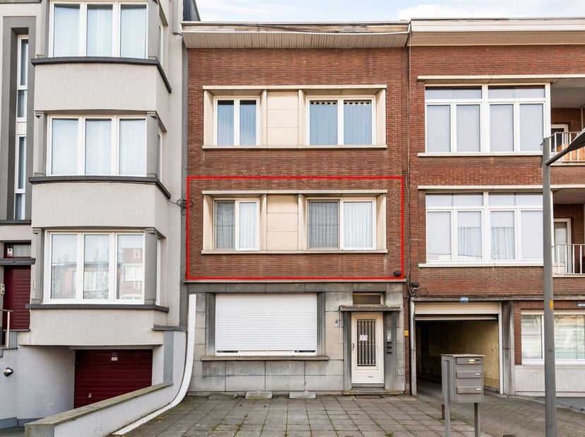 Situation : Ce charmant appartement est très bien situé et central près de Bredabaan et Kroonplein. Il se trouve à distance de marche de plusieurs éco