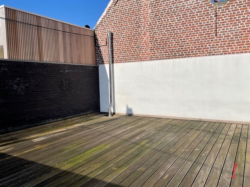Joli appartement en duplex avec une superbe terrasse (8 m x 8 m), comprenant un hall d'entrée privatif avec un espace pour les vélos ; à l'étage, on t