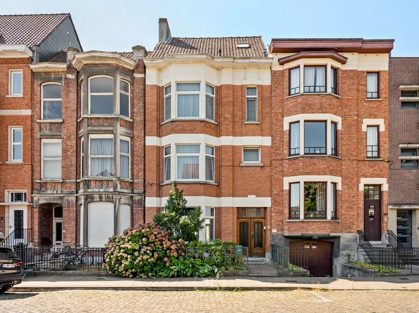 Op een bijzonder mooie locatie in het gegeerde Miljoenenkwartier, vlak bij het prachtige Paul de Smet de Naeyerplein, bevindt zich deze statige herenw