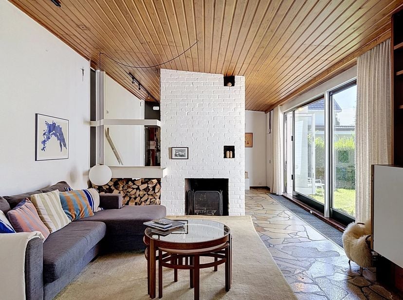 Ontdek dit hartverwarmende huis, ontworpen door de architect Jean Cosse rond licht en ruwe materialen.<br />
Gelegen in een residentiële wijk in Water