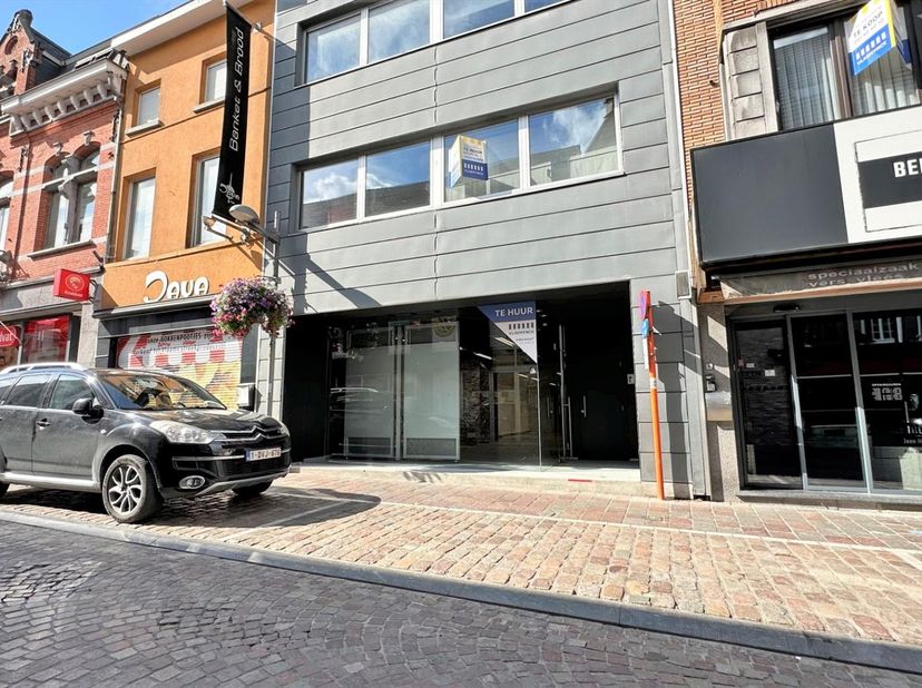 Deze instapklare commerciële ruimte is gelegen in de hoofdwinkelstraat te Tielt vlakbij de Markt. <br />
Het pand heeft een oppervlakte van ± 144 m² e