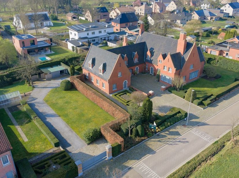 Exclusieve Engelse villa met 5 slaapkamers en praktijkruimte  Hasselt Welkom in deze unieke residentie in de Luchtvaartstraat te Hasselt, ontworpen do
