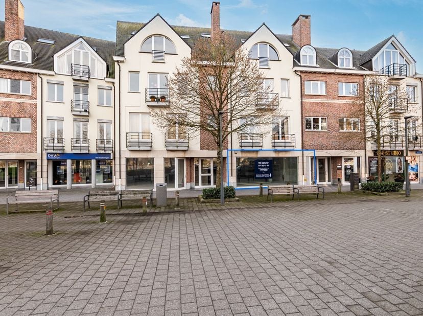Commerciële ruimte / kantoorruimte met een oppervlakte van ca. 242 m². Gelegen op een uitstekende locatie aan de jachthaven van Turnhout. Dit handelsp