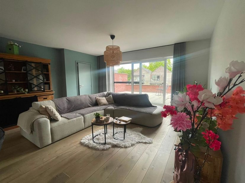 Magnifique appartement en duplex avec 2 chambres, une grande terrasse et un abri pour voiture !<br />
<br />
Agencement : <br />
1 : salon/salle à man