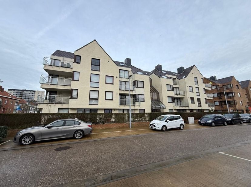 Dit instapklare 1 SLPK APP is gelegen op de eerste verdieping van de residentie Villa Klepsydra, de residentie bevindt zich in een rustige woonwijk en