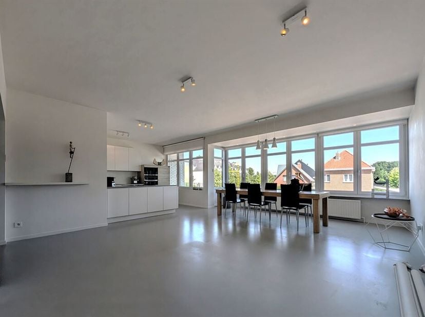 Instapklaar gerenoveerd appartement met 2 slaapkamers en 2 terrassen<br />
Dit gerenoveerde appartement, gelegen op de eerste verdieping, beschikt ove