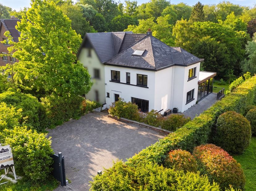 Op een unieke en bijzonder gunstige locatie bevindt zich deze charmante, instapklare halfopen bebouwing die ruimte, comfort en uitstraling moeiteloos