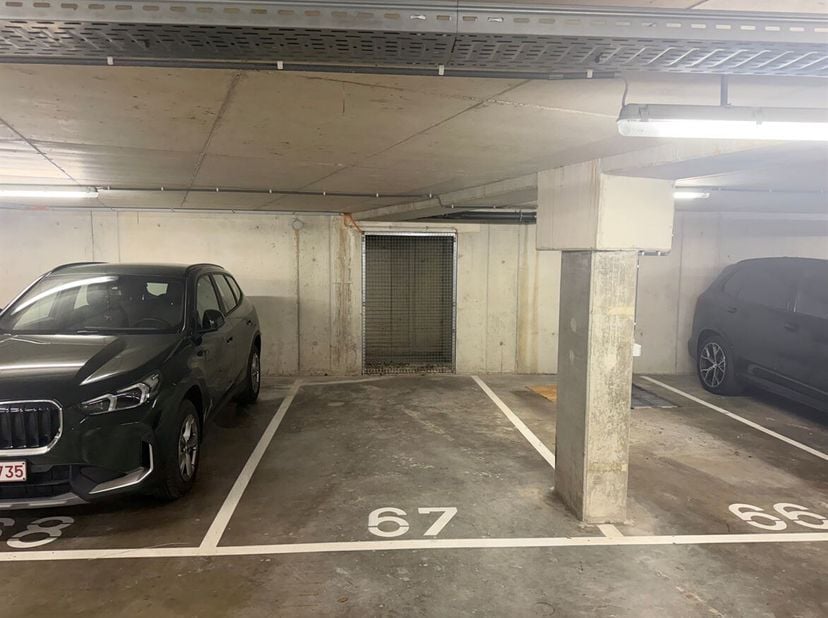 Autostaanplaats in centrum Lier!<br />
Gunstig gelegen autostaanplaats met voorziening voor laadpaal gelegen in de Kolveniersvest te lier op enkele me