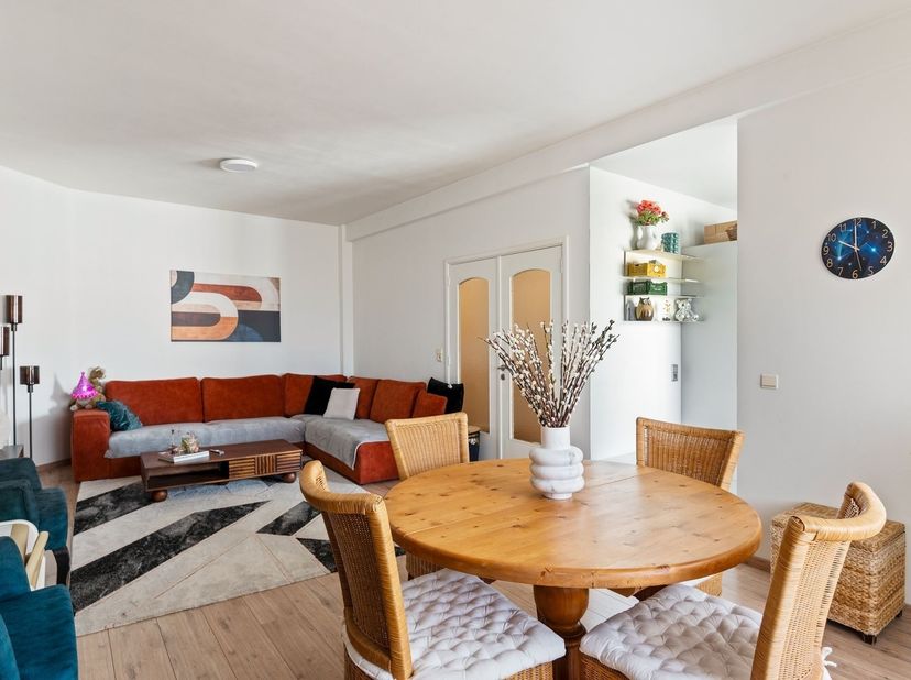 Locatie: Dit ruim tweeslaapkamerappartement van 98 m² is gelegen aan de Camille Huysmanslaan in de gegeerde Expo-wijk te 2020 Antwerpen. De centrale l