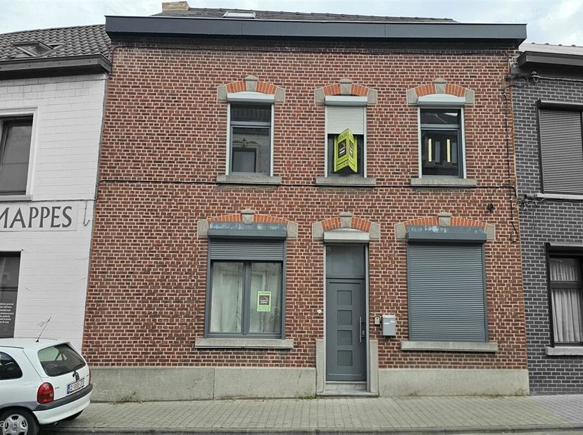 SOUS OPTION - PLUS DE VISITE -  Prix: Offre à partir de 175.000 euros, frais d'agence non inclus et à charge de l'acquéreur. <br />
Maison à rafraichi