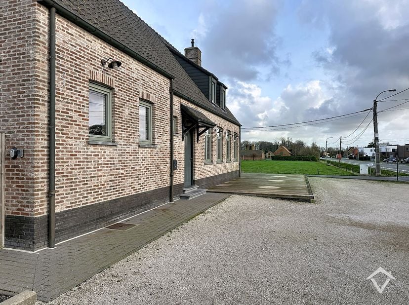 Op een goed bereikbare locatie in Eernegem, met een vlotte verbinding richting Torhout, Oostende en Gistel, bieden wij deze instapklare horecazaak met