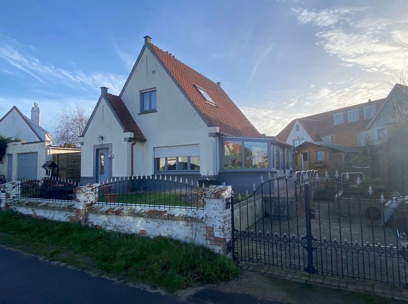 In het charmante en prestigieuze "Baaldje" bieden wij deze prachtig gelegen villa aan die weliswaar wel te renoveren is. Het perceel is 421 m2 groot e