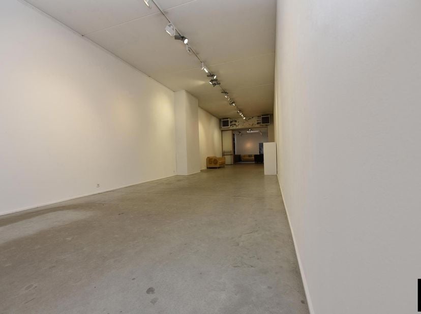 Tr&amp;egrave;s beau bien commercial avec de hauts murs, situ&amp;eacute; au coeur du Zoute [Zandstraat].<br />
agencement : deux grandes pi&amp;egrave;ces pouvan