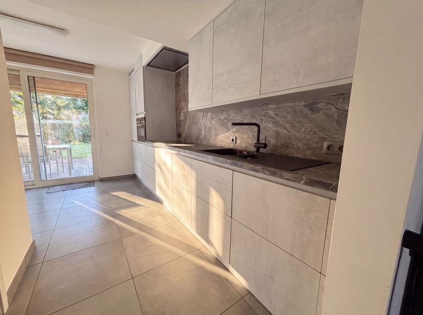 In een rustige en aangename woonomgeving in Gijzegem bevindt zich dit instapklare, gemeubelde gelijkvloerse appartement. Dankzij de ruime indeling, de