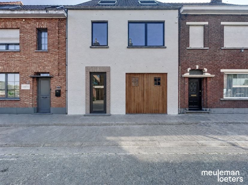Dit charmante appartement in Oostkamp biedt een perfecte combinatie van comfort en functionaliteit. De lichte en luchtige woonkamer vormt het hart van