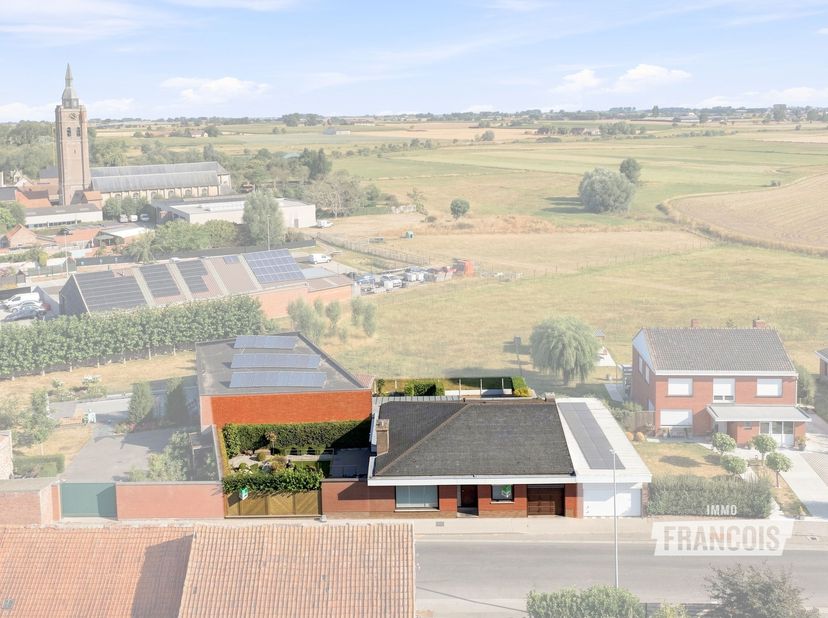 Op zoek naar een ruime woning te koop in Roesbrugge waar comfortabel wonen centraal staat? Deze goed onderhouden bungalowwoning combineert een praktis