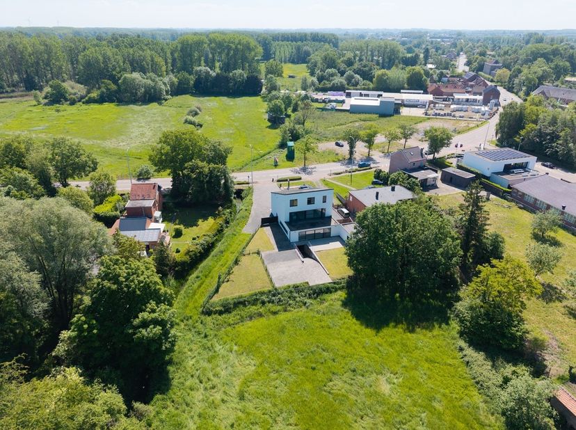 Gelegen in Wimmertingen, een groene en rustige deelgemeente van Hasselt, combineert deze woning een landelijke omgeving met een uitstekende bereikbaar