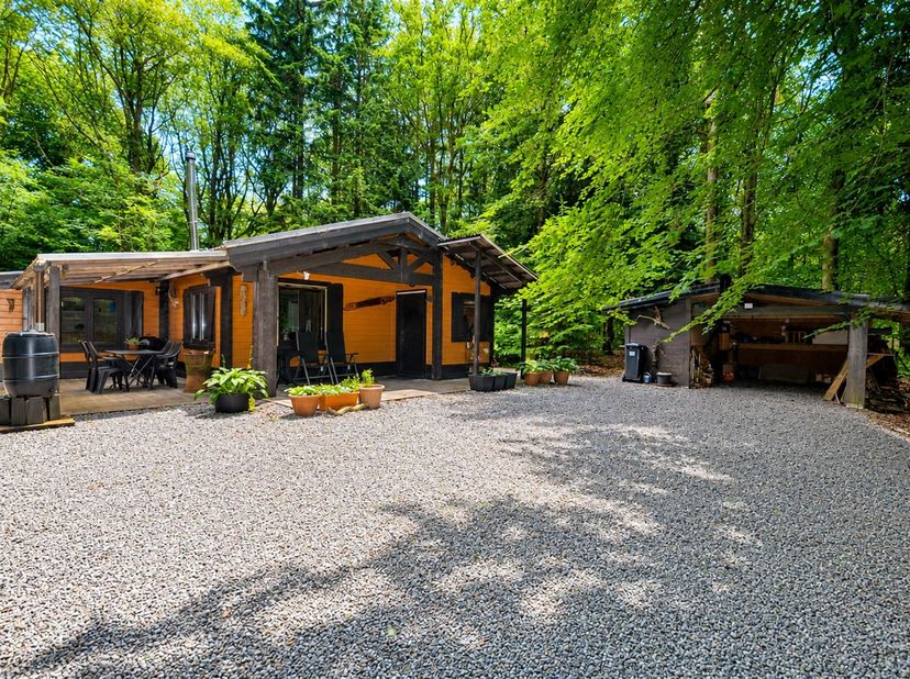 In het hart van een uitzonderlijke natuurlijke omgeving, in de zeer gewilde woonwijk "La Forestière", ligt dit charmante chalet van één verdieping op