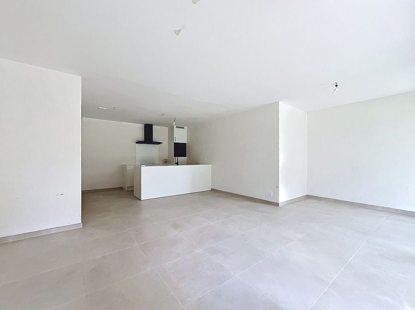Ligging<br />
Dit nieuwbouwappartement bevindt zich in een recente en moderne residentie in Oostakker, op een rustige ligging met aangenaam zicht op h
