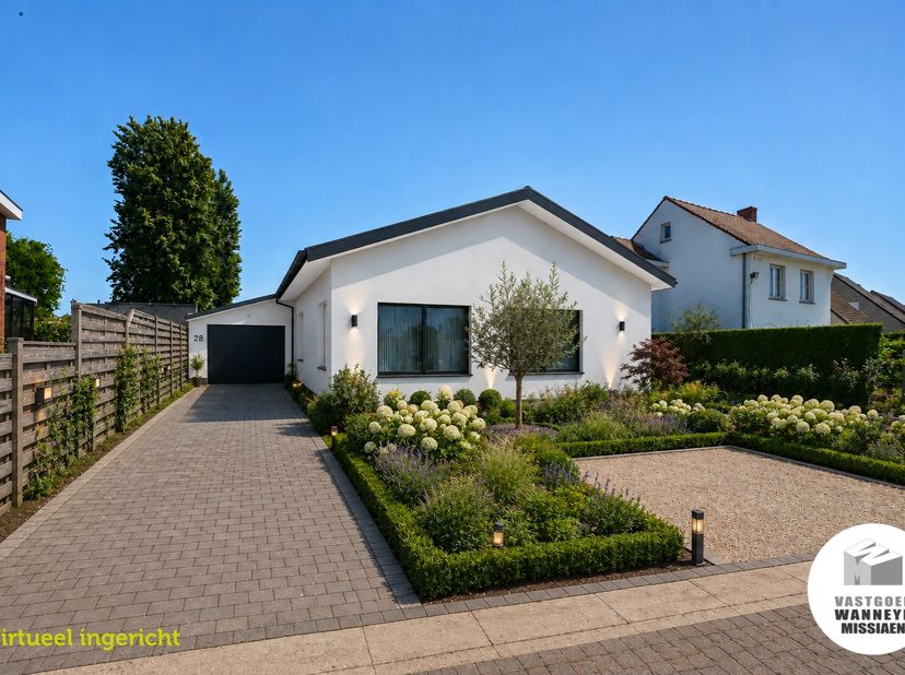 Deze gelijkvloerse bungalow in Wingene is een ruime woonst met zo'n 210m2 bewoonbare oppervlakte op een perceel van 781m2. Ze is gelegen te Wildenburg