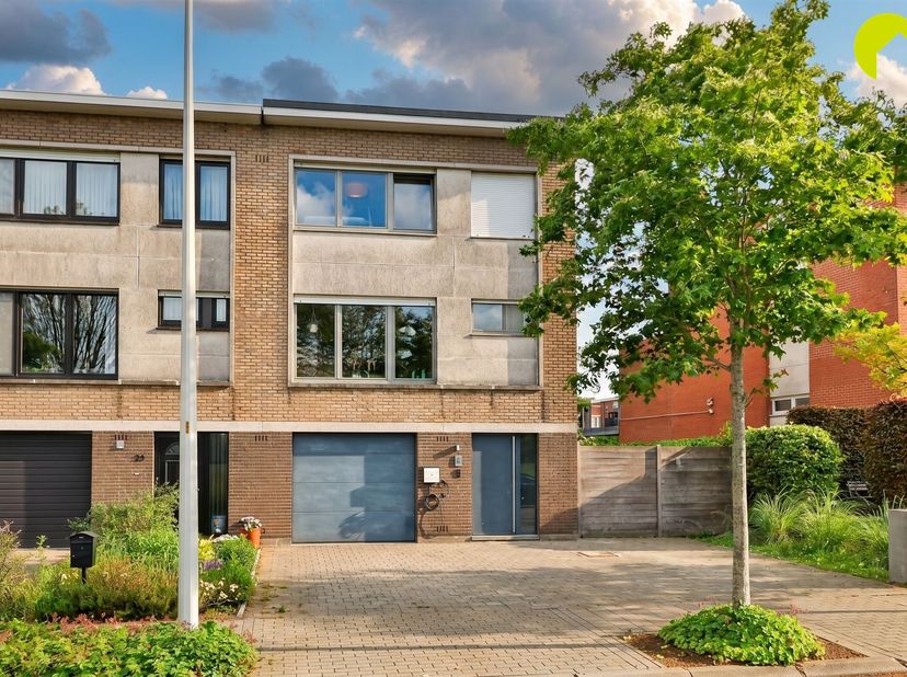 Vous êtes à la recherche d'une maison jumelée avec triple entrée, garage, jardin vert avec terrasse spacieuse, 2 grandes chambres à coucher + petit dr