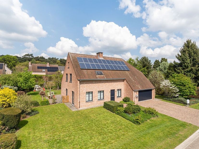 Prachtige instapklare villa met 4 slaapkamers in residentiële wijk Ter Beucken<br />
Deze stijlvolle en uitstekend onderhouden villa is gelegen in de