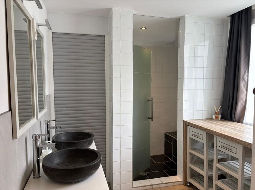 Te koop: karaktervolle gesloten opbrengsteigendom Deze woning bestaande uit 3 totaal gerenoveerde appartementen met een residentiële sfeer gecombineer